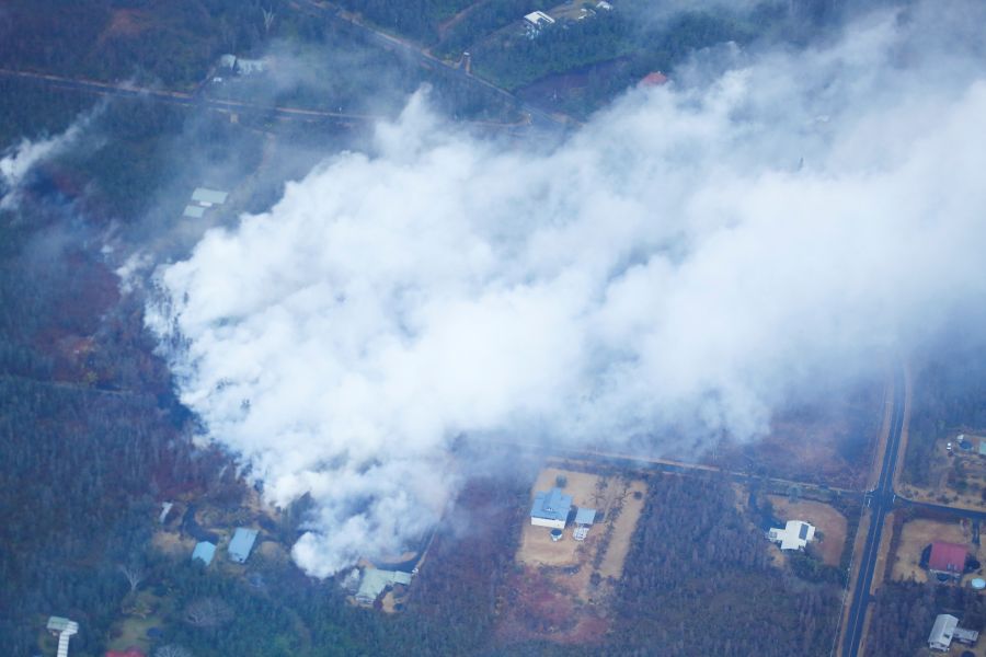 Una nueva fisura que emite lava y vapor impulsó el domingo a las autoridades en Hawái a ordenar más evacuaciones mientras los residentes se preparan para una erupción del volcán Kilauea.