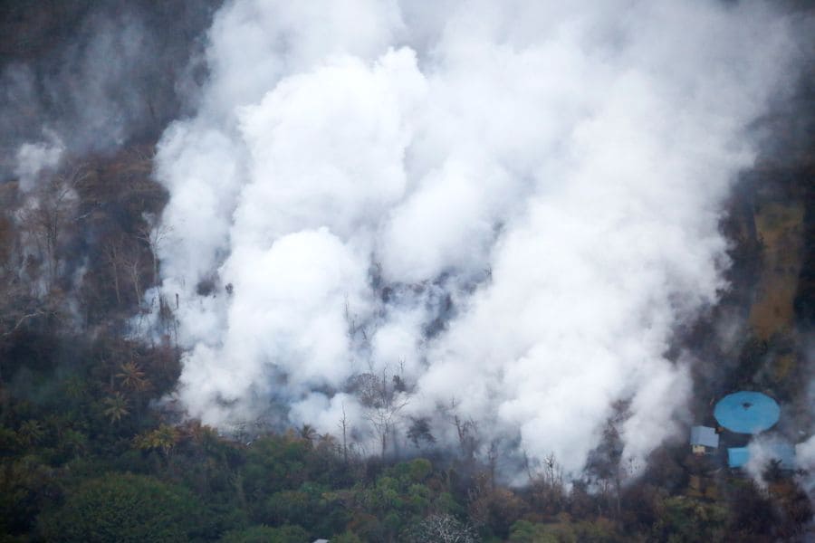 Una nueva fisura que emite lava y vapor impulsó el domingo a las autoridades en Hawái a ordenar más evacuaciones mientras los residentes se preparan para una erupción del volcán Kilauea.