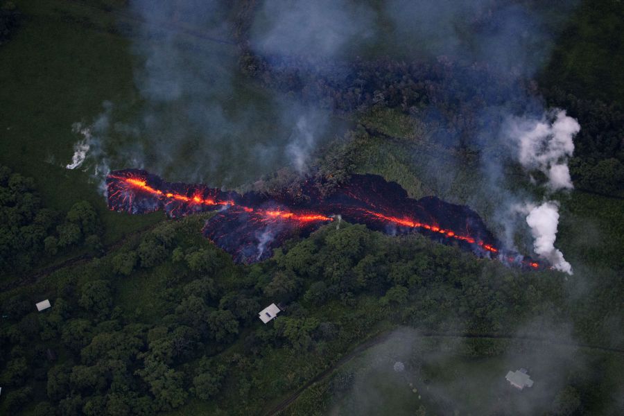 Una nueva fisura que emite lava y vapor impulsó el domingo a las autoridades en Hawái a ordenar más evacuaciones mientras los residentes se preparan para una erupción del volcán Kilauea.