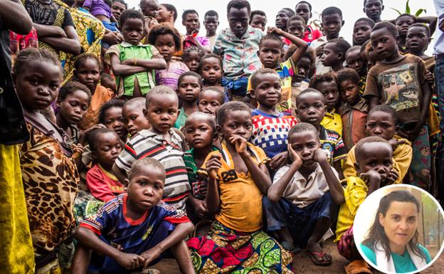 Un grupo de niños, en la aldea de Benakuna. En el recuadro inferior de la derecha, Inés Lezama, jefa de nutrición de UNICEF en el Congo, que está trabajando sobre el terreno. 