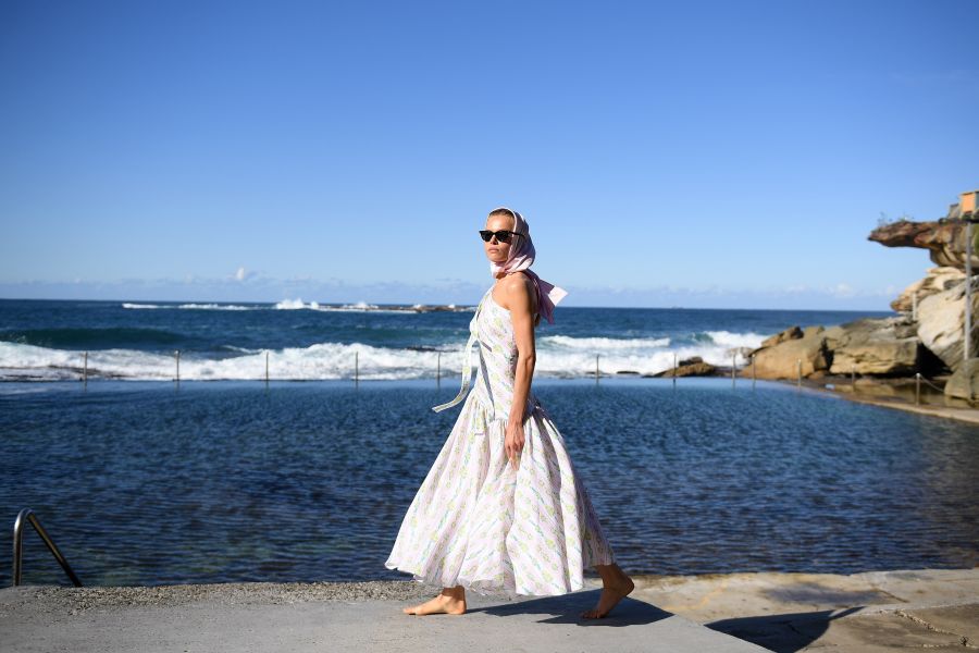 Las modelos muestran el último trabajo de la diseñadora de moda de baño de Emilia Wickstead en la Semana de la Moda de Australia. 
