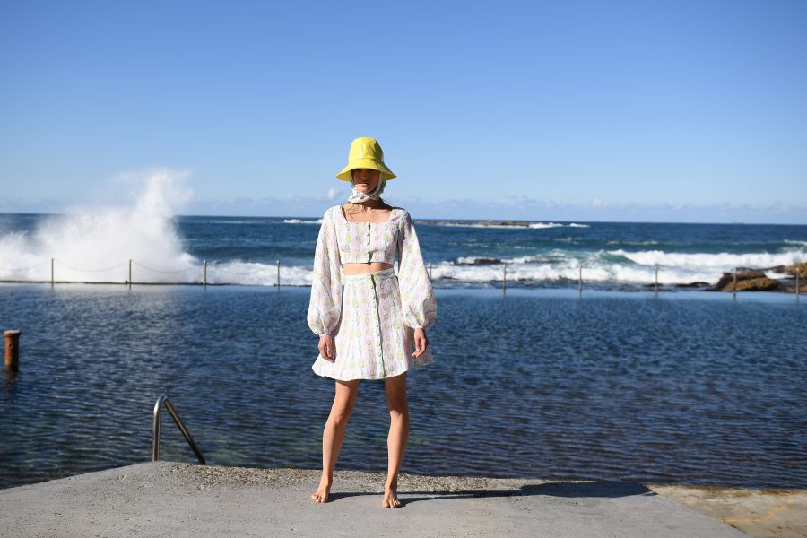 Las modelos muestran el último trabajo de la diseñadora de moda de baño de Emilia Wickstead en la Semana de la Moda de Australia. 