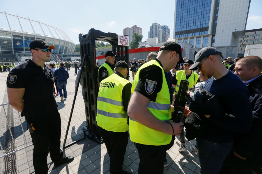 Miembros del Cuerpo Nacional de Polícia de Ucrania y voluntarios toman parte en un ensayo de seguridad de cara a la final de la Champions que tendrá lugar en Kiev el sábado 26 de mayo.
