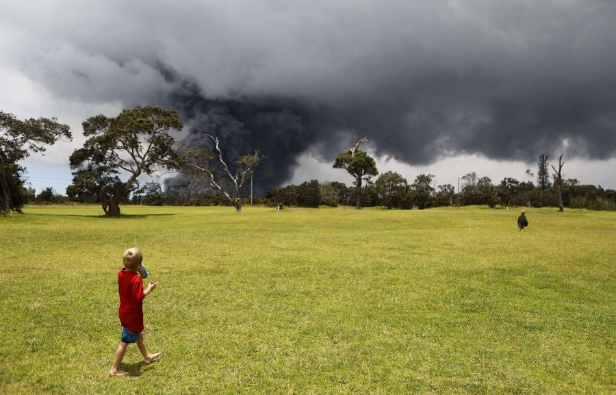 La nube de cenizas de unos 3.650 metros de altura del volcán Kilauea, que entró en erupción hace ya doce días, ha provocado una alerta roja en la isla de Hawái.