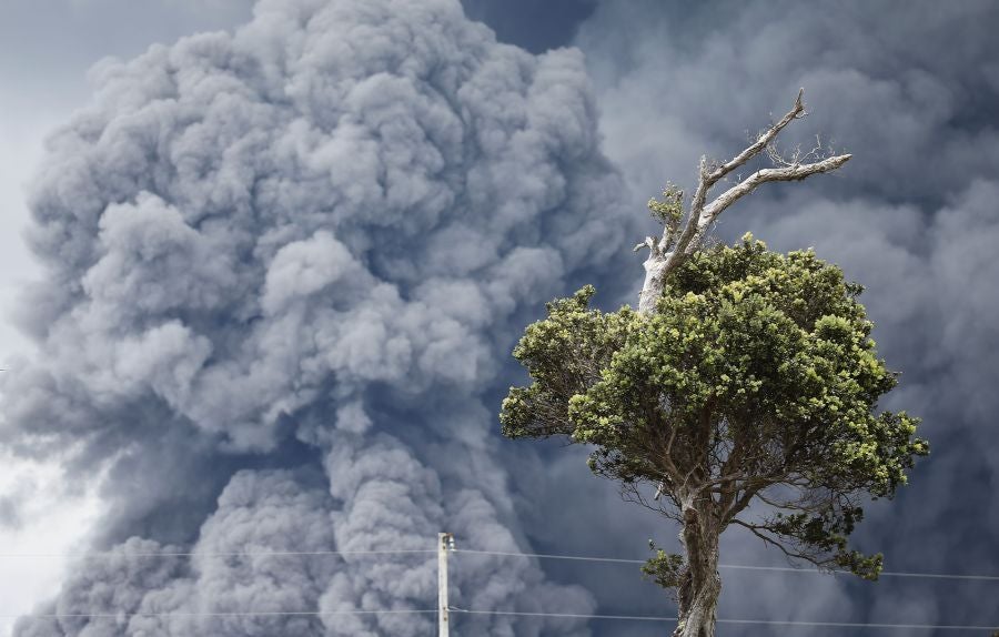 La nube de cenizas de unos 3.650 metros de altura del volcán Kilauea, que entró en erupción hace ya doce días, ha provocado una alerta roja en la isla de Hawái.