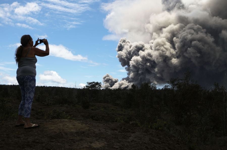 La nube de cenizas de unos 3.650 metros de altura del volcán Kilauea, que entró en erupción hace ya doce días, ha provocado una alerta roja en la isla de Hawái.