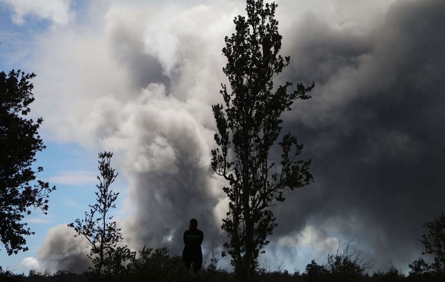La nube de cenizas de unos 3.650 metros de altura del volcán Kilauea, que entró en erupción hace ya doce días, ha provocado una alerta roja en la isla de Hawái.