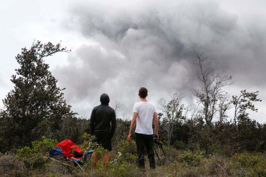 La nube de cenizas de unos 3.650 metros de altura del volcán Kilauea, que entró en erupción hace ya doce días, ha provocado una alerta roja en la isla de Hawái.