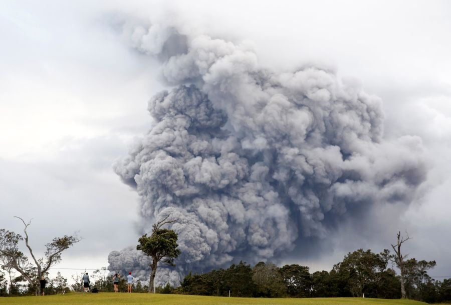 La nube de cenizas de unos 3.650 metros de altura del volcán Kilauea, que entró en erupción hace ya doce días, ha provocado una alerta roja en la isla de Hawái.