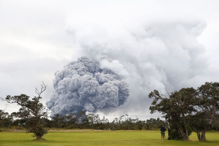 La nube de cenizas de unos 3.650 metros de altura del volcán Kilauea, que entró en erupción hace ya doce días, ha provocado una alerta roja en la isla de Hawái.