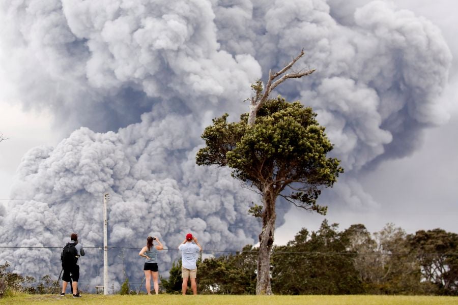 La nube de cenizas de unos 3.650 metros de altura del volcán Kilauea, que entró en erupción hace ya doce días, ha provocado una alerta roja en la isla de Hawái.
