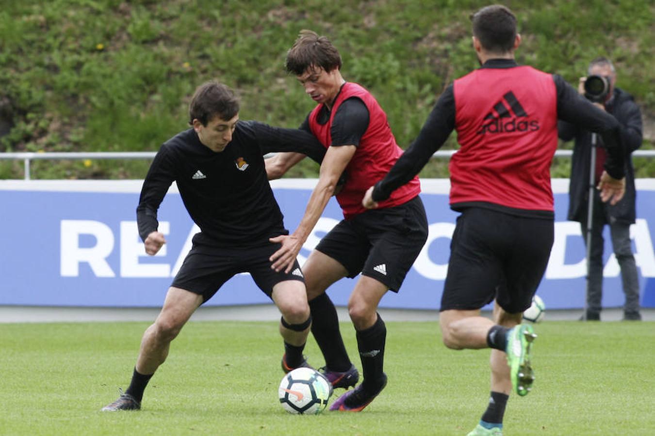 El equipo txuri-urdin se ha ejercitado con la baja de Héctor Moreno y la novedad de Le Normand 