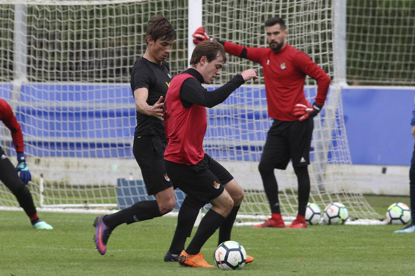 El equipo txuri-urdin se ha ejercitado con la baja de Héctor Moreno y la novedad de Le Normand 