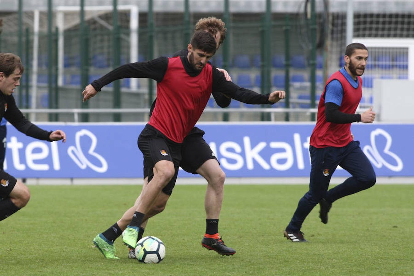 El equipo txuri-urdin se ha ejercitado con la baja de Héctor Moreno y la novedad de Le Normand 