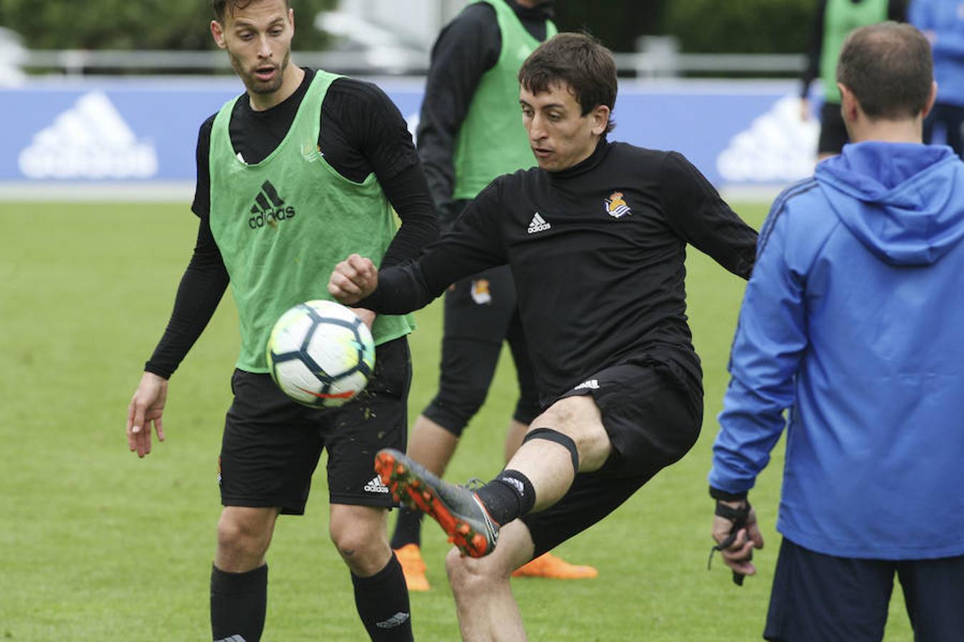 El equipo txuri-urdin se ha ejercitado con la baja de Héctor Moreno y la novedad de Le Normand 