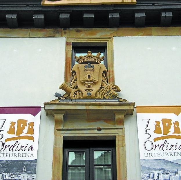 En el escudo de la fachada del Consistorio pervive la pieza de artillería. 