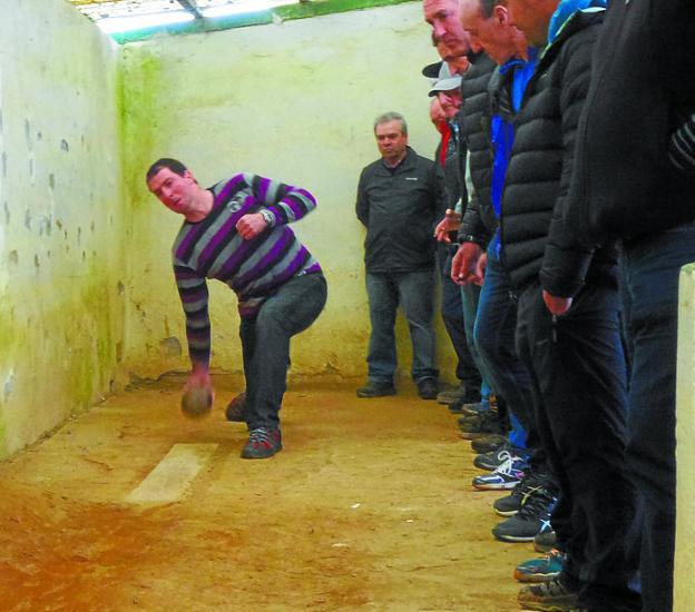 En casa. Unai Loiola fue el mejor en la bolera de Aiastia. 