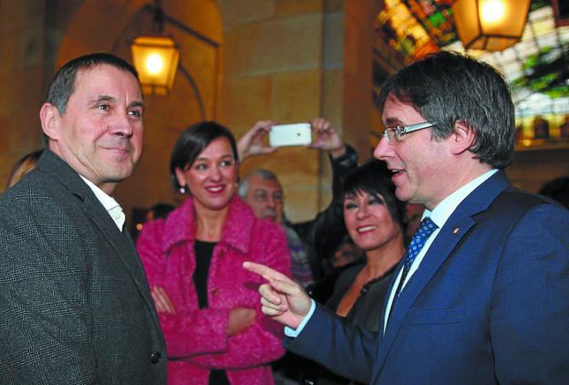 Otegi y Puigdemont, en la jura del lehendakari en Gernika en noviembre de 2016. 