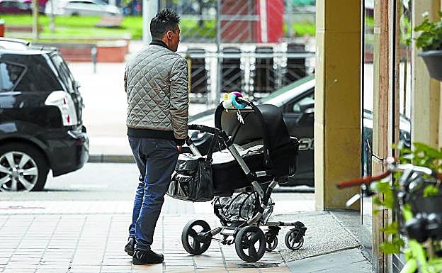 Las ocho claves del nuevo permiso de paternidad de 16 semanas en Euskadi