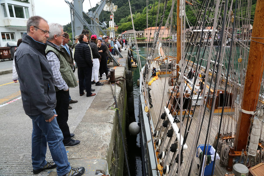 El 'Kaskelot', un velero británico de tres mástiles y 46 metros de eslora, ha sido este jueves el protagonista del Festival Marítimo de Pasaia en ausencia de la fragata 'L'Hermione'.