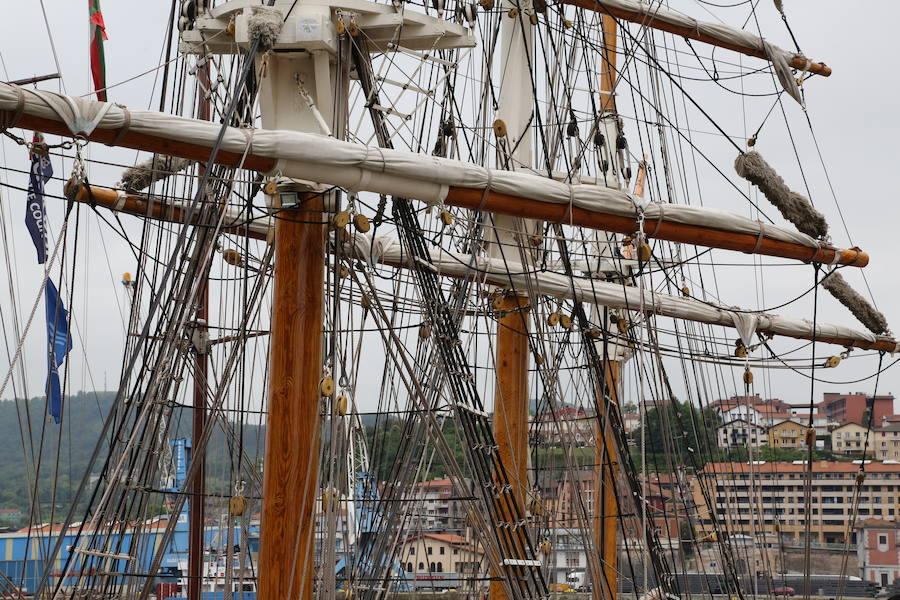 El 'Kaskelot', un velero británico de tres mástiles y 46 metros de eslora, ha sido este jueves el protagonista del Festival Marítimo de Pasaia en ausencia de la fragata 'L'Hermione'.