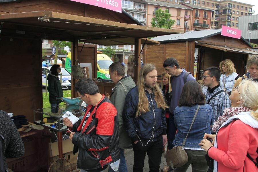 El Festival Marítimo de Pasaia avanza con éxito. La Bizkaia Plaza de Donibane acogía este viernes una exposición de Patrimonio Marítimo Vasco así como un mercado de artesanía