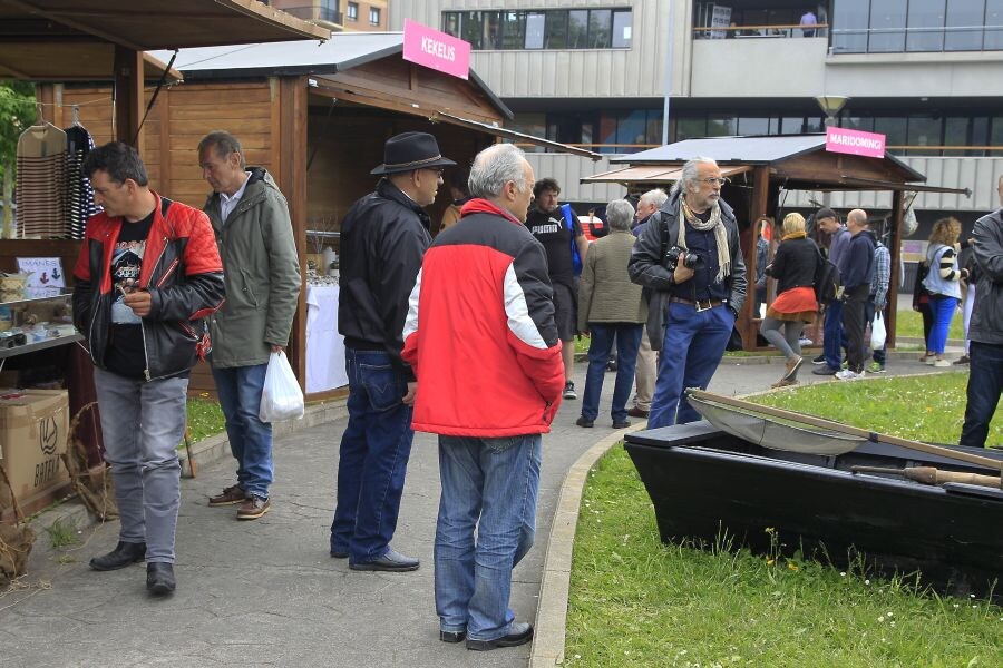 El Festival Marítimo de Pasaia avanza con éxito. La Bizkaia Plaza de Donibane acogía este viernes una exposición de Patrimonio Marítimo Vasco así como un mercado de artesanía