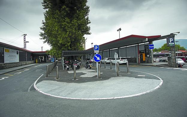 La estación de autobuses ocupará parte del acceso a la estación y el parking de la derecha. 