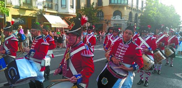 La compañía de tambores Anaka, de Irun, en un desfile por el Boulevard donostiarra. 