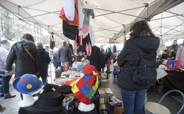 Urtarrileko azoka berezia izan zen, garai hartan ate-joka ziren ihauterietara begira antolatu baitzen.