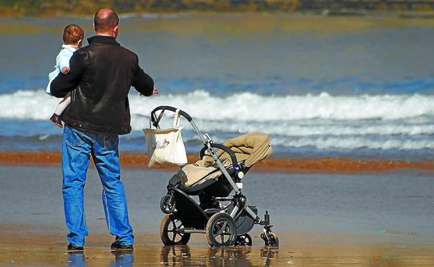 Los padres que ya tengan hijos podrán acogerse en 2019 a una excedencia laboral de 12 semanas, que costeará el Gobierno Vasco, además del mes de la Seguridad Social.