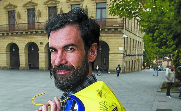 Asier Zubiria, con una camiseta firmada por sus compañeros.