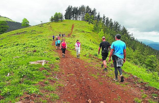 Marcha. Un grupo de montañeros, durante la celebración de una de las ediciones de la Vuelta a Elgoibar.