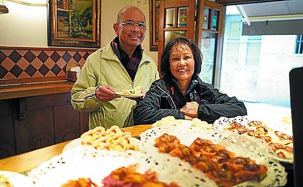 Esta pareja australiana hace un alto en el camino para coger fuerzas.