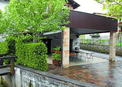 Imagen secundaria 1 - Oialumeko terraza, dantzaldiak hasi zirenean eta gaur egun. Azpian, aipatu muralaren detailea.