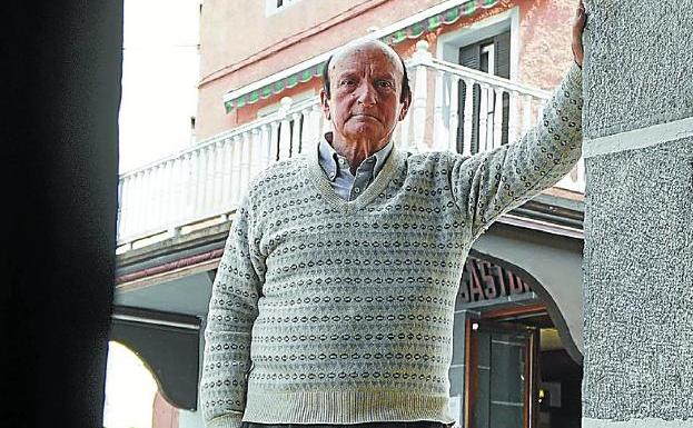 Joxe Altuna, abuelo de Jokin, y detrás Sasturain, su casa.