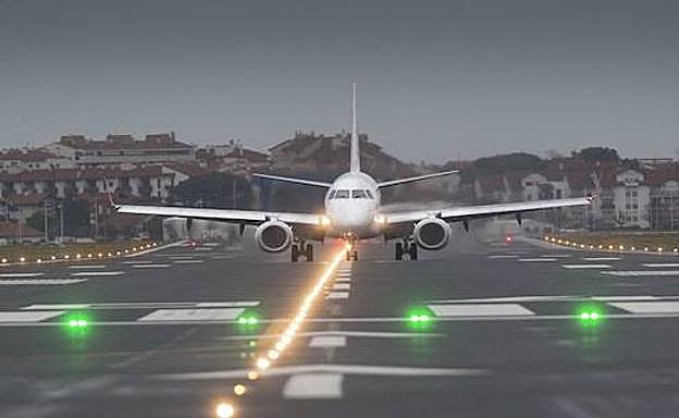 Pamplona y Loiu prestaron su pista a 74 vuelos desviados desde Hondarribia en 2017