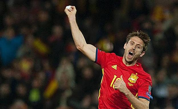Monreal, durante un partido con la selección española.