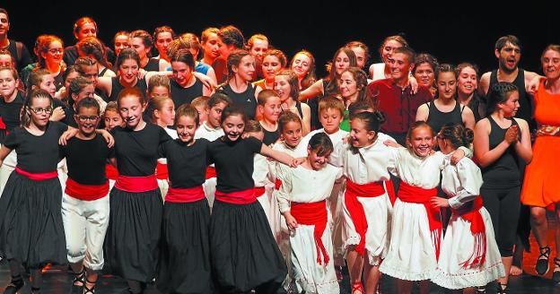 Zelai Arizti. El festival citó a más de medio centenar de pequeños dantzaris y a otra treintena de jóvenes. 