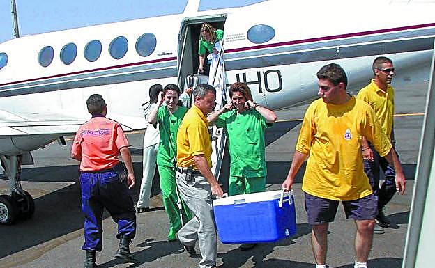 Llegada de dos equipos médicos con órganos para un trasplante.
