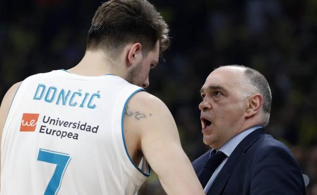 Pablo Laso y Doncic, durante la final de la Euroliga conquistada por el Real Madrid.