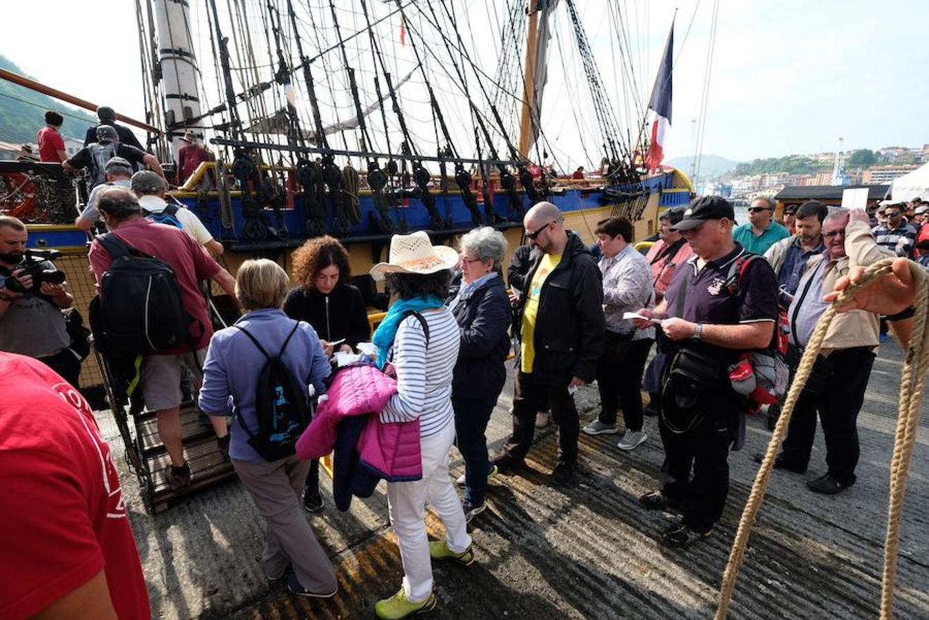 El buque francés construido como una réplica del mítico barco La Fayette del siglo XVIII puede visitarse desde hoy hasta el domingo. 