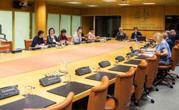 Reunión de la ponencia de autogobieno este miércoles en el Parlamento vasco. 