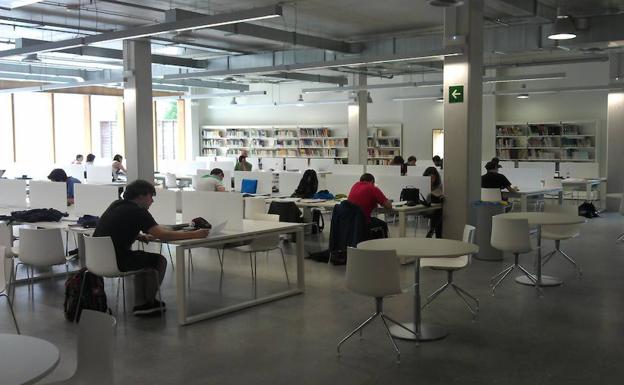Estudiantes en la biblioteca Carlos Santamaría. 