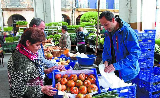 José Mari Uzin trajo tomates de Azkoitia. 