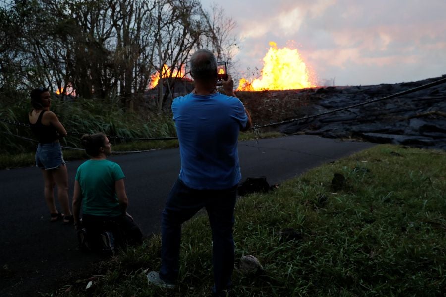 El flujo lento de uno de los ríos de lava del volcán Kilauea en Hawái acecha una planta eléctrica, llevando a las autoridades a tomar medidas para proteger la instalación y evitar una catástrofe.