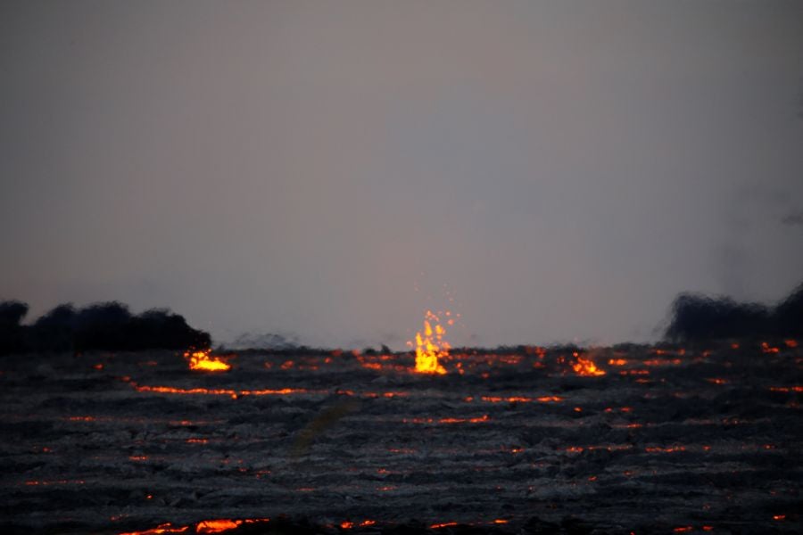 El flujo lento de uno de los ríos de lava del volcán Kilauea en Hawái acecha una planta eléctrica, llevando a las autoridades a tomar medidas para proteger la instalación y evitar una catástrofe.