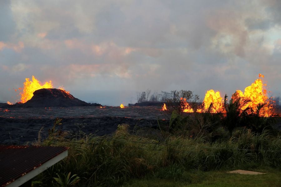 El flujo lento de uno de los ríos de lava del volcán Kilauea en Hawái acecha una planta eléctrica, llevando a las autoridades a tomar medidas para proteger la instalación y evitar una catástrofe.