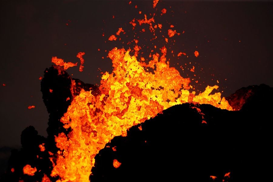 El flujo lento de uno de los ríos de lava del volcán Kilauea en Hawái acecha una planta eléctrica, llevando a las autoridades a tomar medidas para proteger la instalación y evitar una catástrofe.
