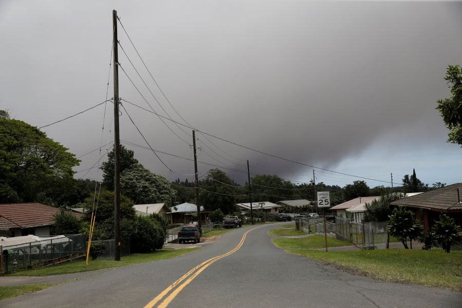El flujo lento de uno de los ríos de lava del volcán Kilauea en Hawái acecha una planta eléctrica, llevando a las autoridades a tomar medidas para proteger la instalación y evitar una catástrofe.